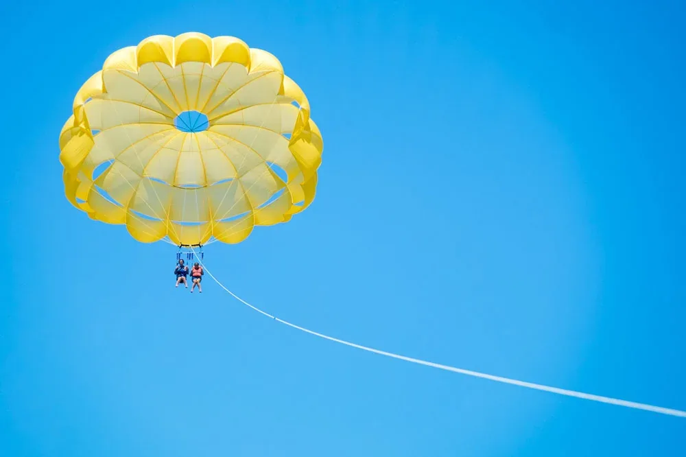 Actividad de parasailing sobre la costa de Punta Cana