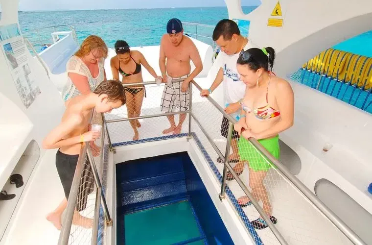 Boat and deck on the Marinarium excursion