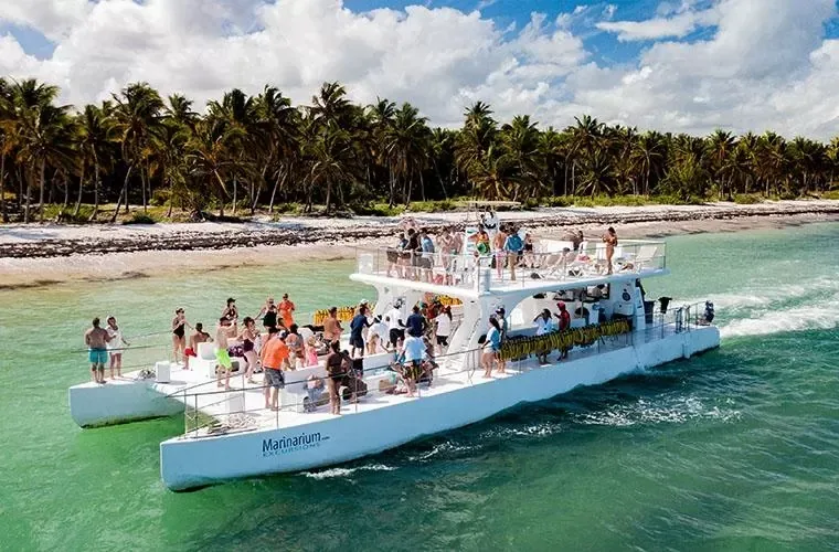 Boat and deck on the Marinarium excursion