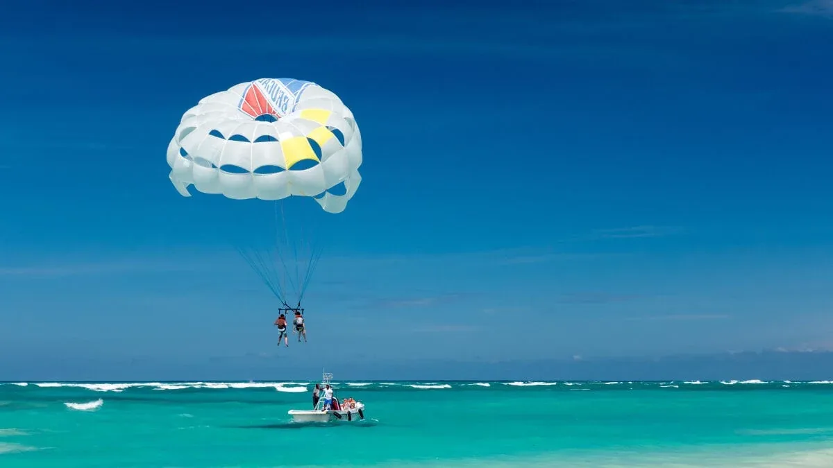 Actividad de parasailing sobre la costa de Punta Cana